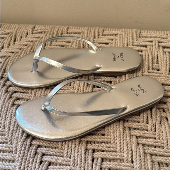 New Shade & Shore Women 5 Silver Metallic Flip Flop Thong Sandals Target - Picture 1 of 6